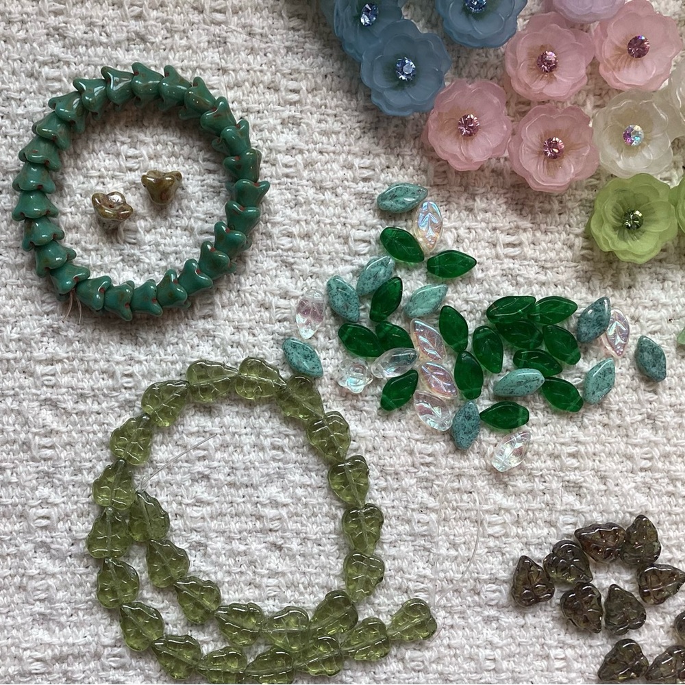 Flower and Leaf beads - Picture 3 of 4